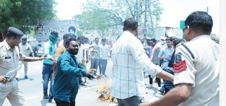 नीट पेपर लीक मामले को लेकर भड़का आक्रोश, NSUI ने फूंका प्रधानमंत्री और शिक्षा मंत्री का पुतला