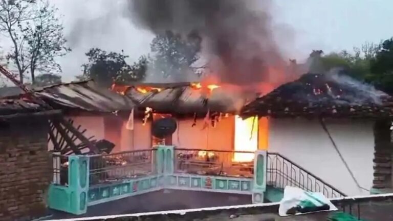 आसमानी आफत: महासमुंद में बिजली गिरने से मचा कोहराम, पल भर में जल गया गरीब का आशियाना