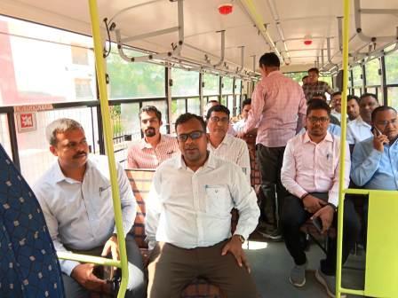 ईंधन बचत और मितव्ययिता का अनूठा उदाहरण, बसना प्रशासन की सामूहिक बस यात्रा