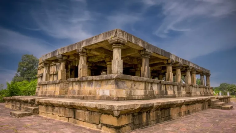 प्राचीन इंजीनियरिंग का चमत्कार: 11वीं शताब्दी का वह मंदिर जहाँ आज भी बिना घर्षण और ध्वनि के घूमता है शिवलिंग।