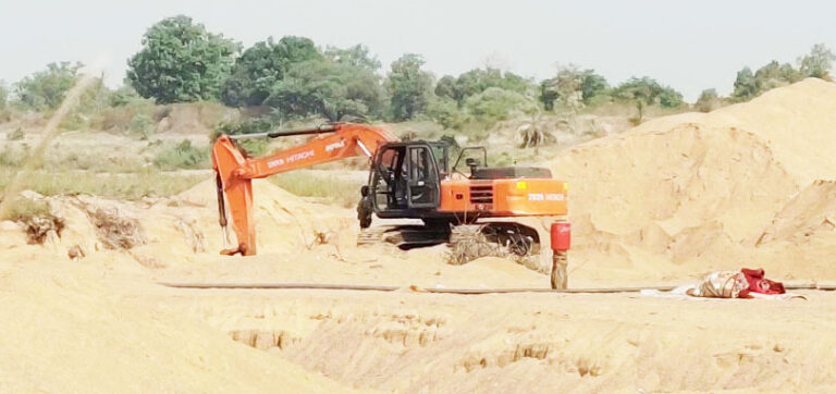 जोक नदी क्षेत्र में रेत माफिया सक्रिय! ग्रामीणों का आरोप- देवसराल में नियमों को ताक पर रखकर हो रही बड़ी मात्रा में रेत निकासी