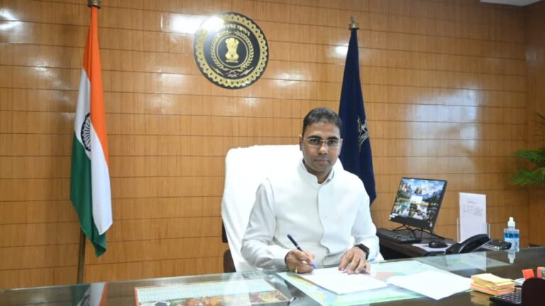 : कलेक्टर ने जनदर्शन में सुनी लोगों की समस्यायें, विकासखंड मुख्यालय से भी ऑनलाइन जुड़े ग्रामीण