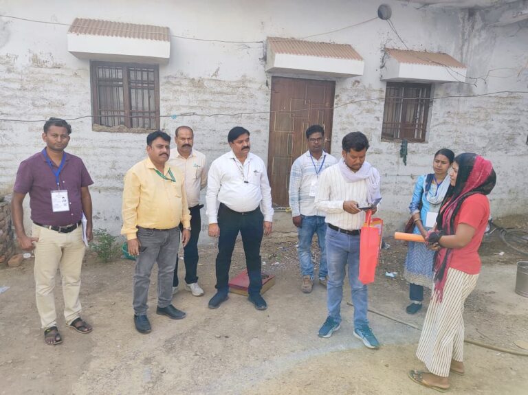 CG – जनगणना 2026 महासमुंद जिले में मकान सूचीकरण एवं भवन गणना कार्य प्रगति पर घर घर पहुंच रहे हैं प्रगणक