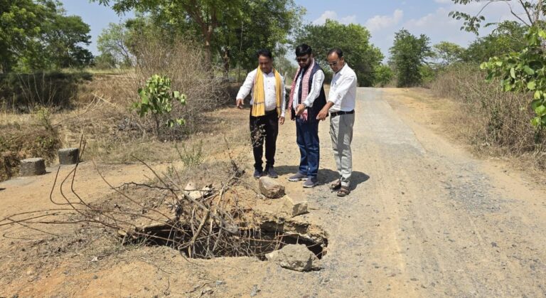 बसना: अंकोरी टांडा–बिरसिंगपाली मार्ग बदहाल: टूटी पुलिया से हादसे का खतरा, सभापति प्रकाश सिन्हा ने सौंपा ज्ञापन