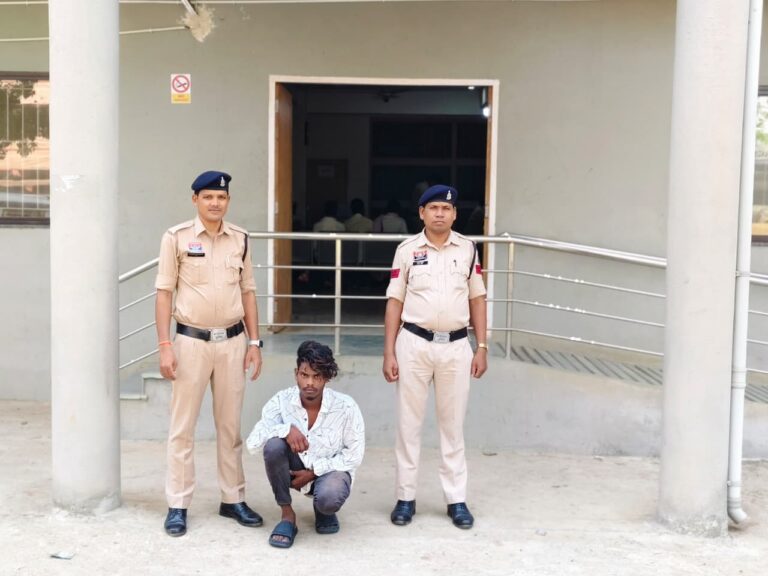 सरायपाली / पिता की हत्या के आरोप में पुत्र गिरफ्तार, मौक़े से फरार आरोपी को सरायपाली पुलिस ने किया गिरफ्तार कर न्यायिक रिमांड पर जेल भेज दिया गया है