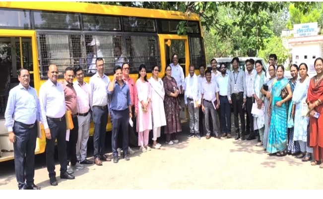 सुशासन तिहार में शामिल होने बस से रवाना हुए अधिकारी