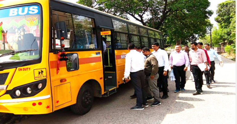महासमुंद: सुशासन और मितव्ययिता की अनूठी मिसाल, चमचमाती गाड़ियों की जगह बस से ‘सुशासन तिहार’ पहुंचे अफसर