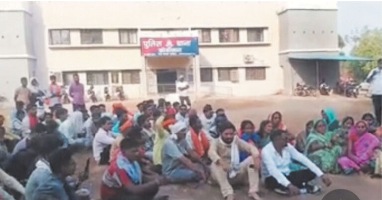 “मारपीट में घायल युवक की मौत के बाद कोमाखान में भारी तनाव: शव रखकर थाने के सामने धरने पर बैठे ग्रामीण”