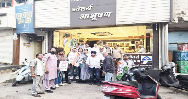 “महंगाई और रोजगार संकट के खिलाफ सड़क पर उतरी कांग्रेस: महासमुंद के बाजारों में व्यापारियों और आम जनता से किया सीधा संवाद”