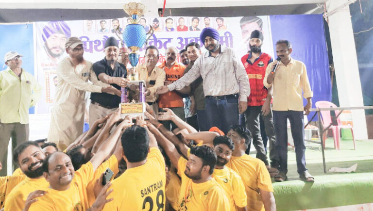 पिथौरा: संगम क्रिकेट लीग में पत्रकारों के बीच खेला गया मैत्री मैच, खेल भावना का दिखा अनूठा नजारा