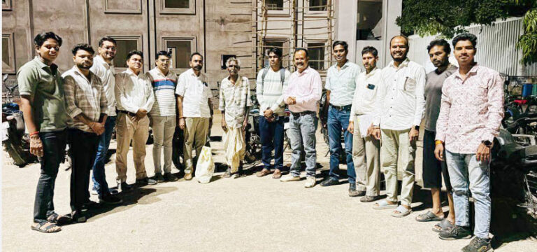 महासमुंद में दिखी इंसानियत: ओडिशा से भटककर पहुंचे बुजुर्ग के लिए देवदूत बना विहिप कार्यकर्ता, पोते से मिलाकर ट्रेन से किया रवाना