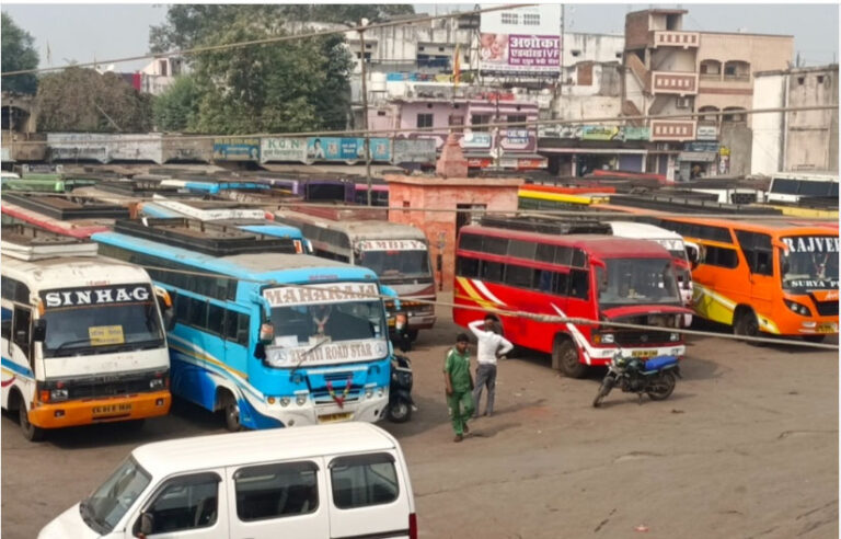 महासमुंद में पेट्रोल-डीजल का बड़ा संकट: थमने लगे बसों के पहिए, 4 दिनों से यात्री बेहाल, बस स्टैंडों पर उमड़ी भीड़