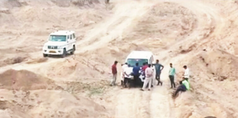 महासमुंद में खनिज माफियाओं पर शिकंजा: विभाग ने 3 दिनों तक चलाया विशेष अभियान, अवैध परिवहन करते 5 हाइवा जप्त