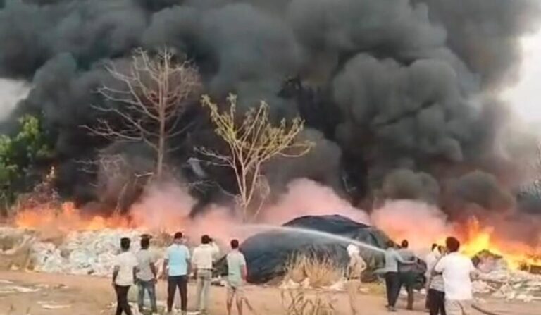 CG : भीषण आगजनी में 7 एकड़ धान की फसल जलकर राख, 200 एकड़ खेतों का पैरावट भी चपेट में