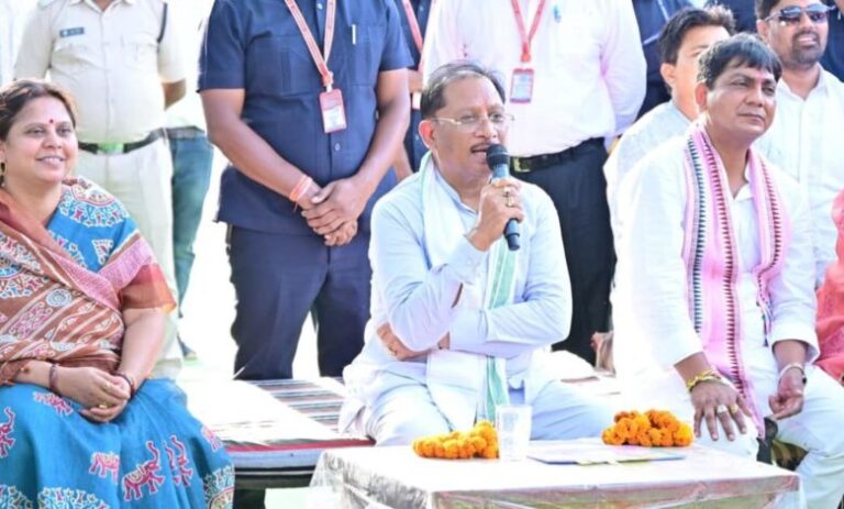 बरगद के पेड़ के नीचे लगी चौपाल: CM साय ने ग्रामीणों से सुनी समस्याएं, योजनाओं का लिया फीडबैक