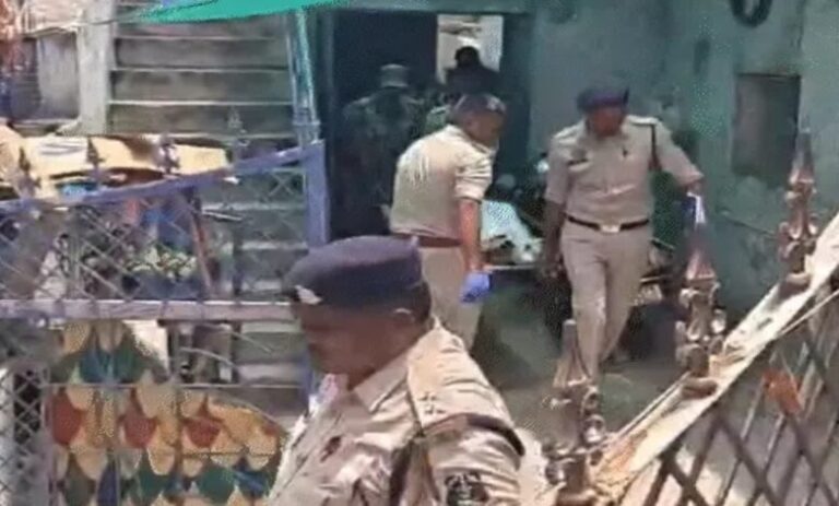 एक ही परिवार के 4 लोगों की मौत: मां ने बच्चों को इंजेक्शन देकर घोंटा गला, पति-पत्नी ने लगाई फांसी