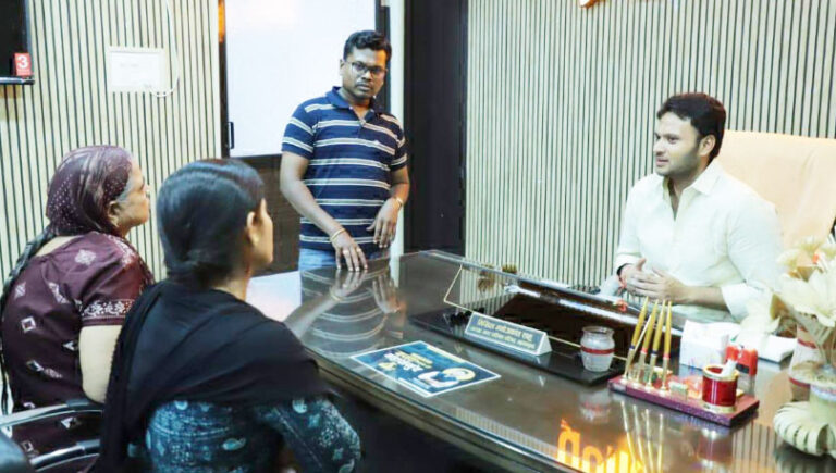 महासमुंद पालिका अध्यक्ष निखिलकांत साहू ने सुनीं जनसमस्याएं, अधिकारियों को दिए ‘ऑन द स्पॉट’ कार्रवाई के निर्देश