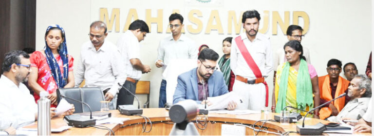 महासमुंद जनदर्शन: कलेक्टर विनय कुमार लंगेह ने सुनीं समस्याएं, 76 आवेदनों के शीघ्र निपटारे के निर्देश