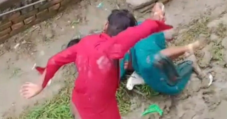 कलयुगी बेटे का आतंक: शराब के लिए पैसे नहीं मिले, तो डंडे और पाटा से पीटकर माता-पिता का सिर फोड़ा