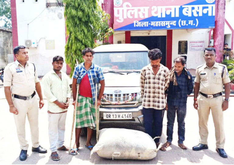 महासमुंद पुलिस की बड़ी कामयाबी: बसना में चेकिंग के दौरान बोलेरो से 16.52 लाख का गांजा जब्त, दो तस्कर गिरफ्तार