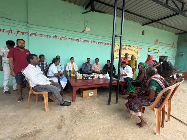 पिथौरा/ केसरीपुर तालाब जहर कांड में एफआईआर दर्ज / कलेक्टर के निर्देशन में केसरीपुर पहुंची टीम, 64 ग्रामीणों का किया गया परीक्षण
