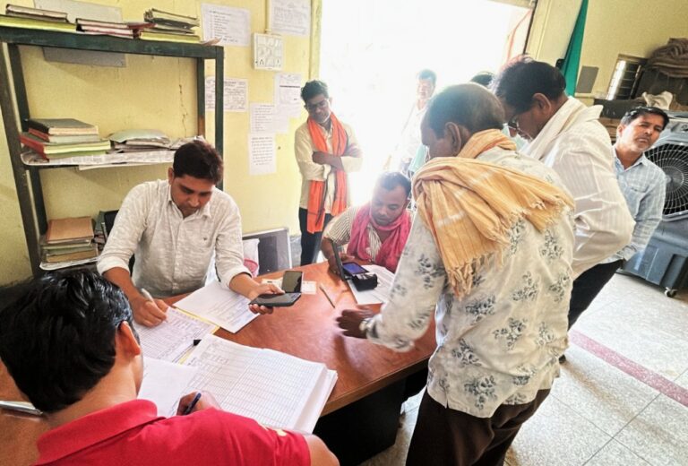 महासमुंद/सहकारी समितियों में खाद का पर्याप्त भंडारण किसान आसानी से कर रहे हैं यूरिया और डीएपी खाद का उठाव 