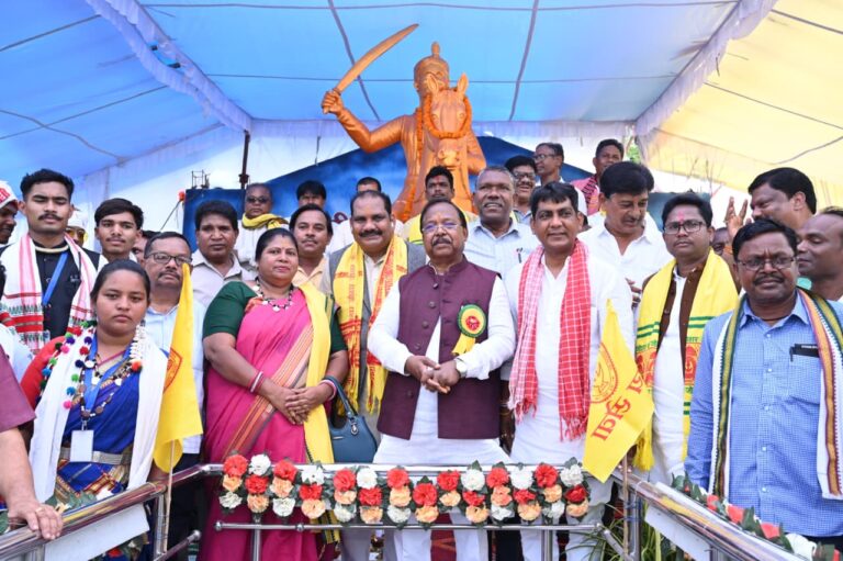 महासमुंद कैबिनेट मंत्री राम विचार नेताम ने रानी दुर्गावती को दी श्रद्धांजलि, वीर नारायण सिंह की प्रतिमा का किया अनावरण