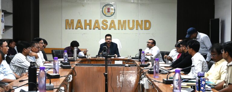 महासमुंद कलेक्टर ने ली सड़क सुरक्षा समिति की बैठक सड़क सुरक्षा से जुड़े निर्देशों का गंभीरता से पालन करने के दिए निर्देश