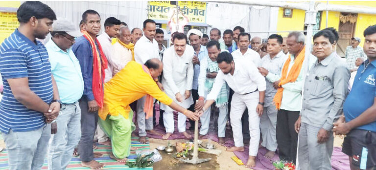 खल्लारी विधायक द्वारिकाधीश यादव ने खेड़ीगांव से चौकबेड़ा तक प्रधानमंत्री ग्राम सडक़ योजना के अंतर्गत बनने वाली सडक़ का भूमिपूजन किया