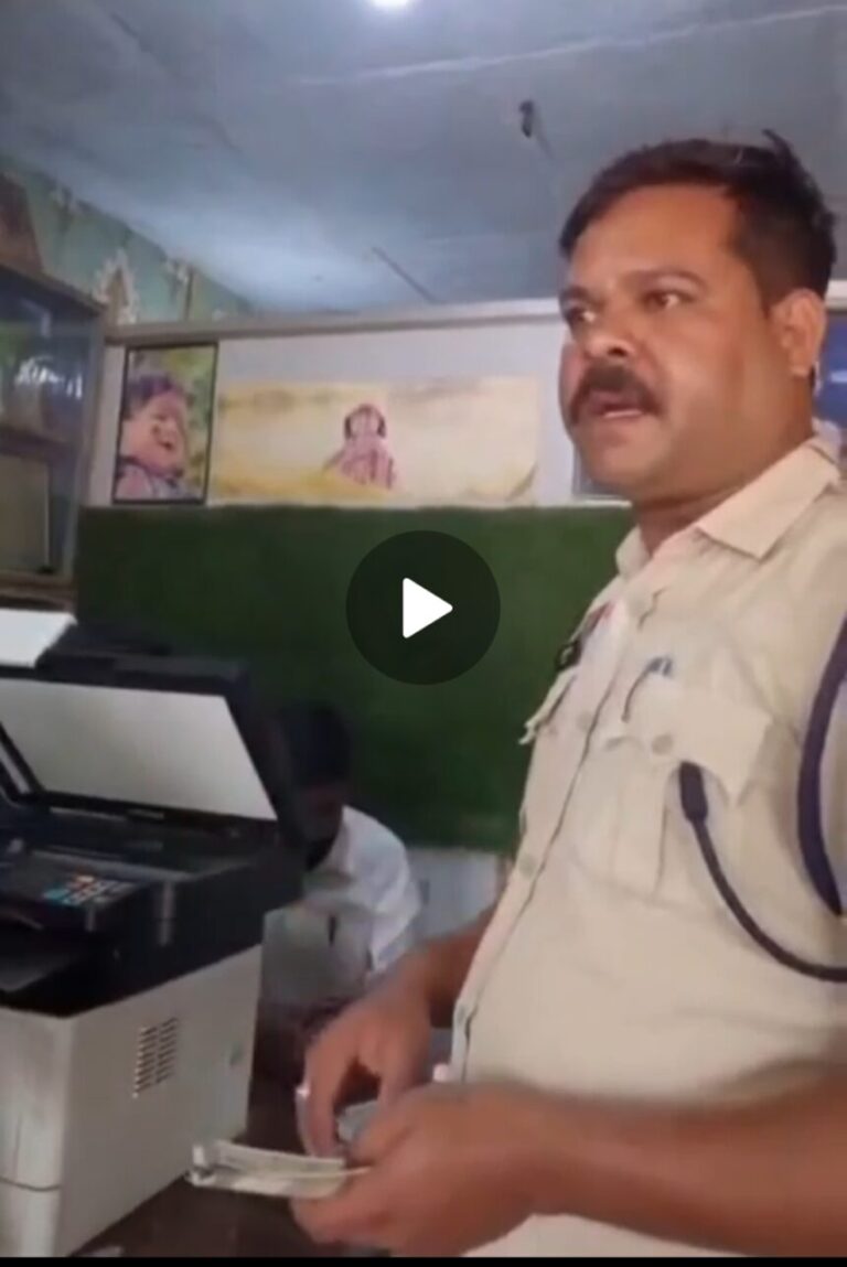 महासमुंद: रिश्वतखोर आरक्षक का वीडियो वायरल, चालान कॉपी के बदले लिए ₹2500