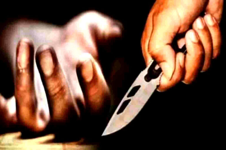 महासमुंद में सरेराह चाकूबाजी: आंबेडकर चौक के पास 4 युवकों ने घेरकर किया हमला, एक युवक गंभीर रूप से घायल; कोतवाली में मामला दर्ज
