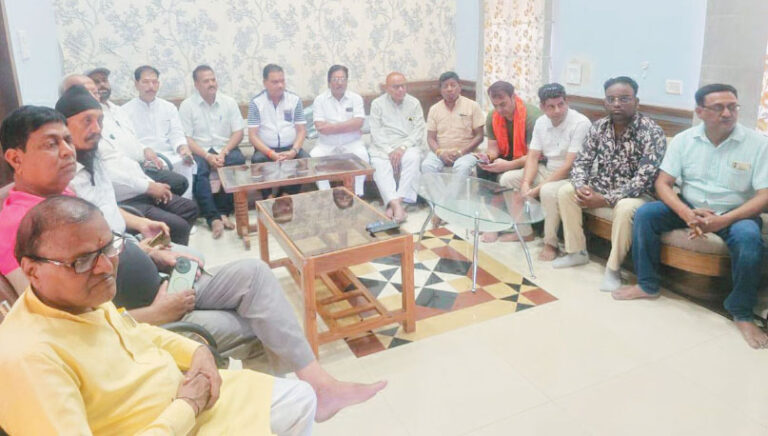 पिथौरा में गूंजी ‘मन की बात’: वरिष्ठ भाजपा नेत्री उषा पटेल के निवास पर कार्यकर्ताओं ने सुना पीएम मोदी का 134वां एपिसोड
