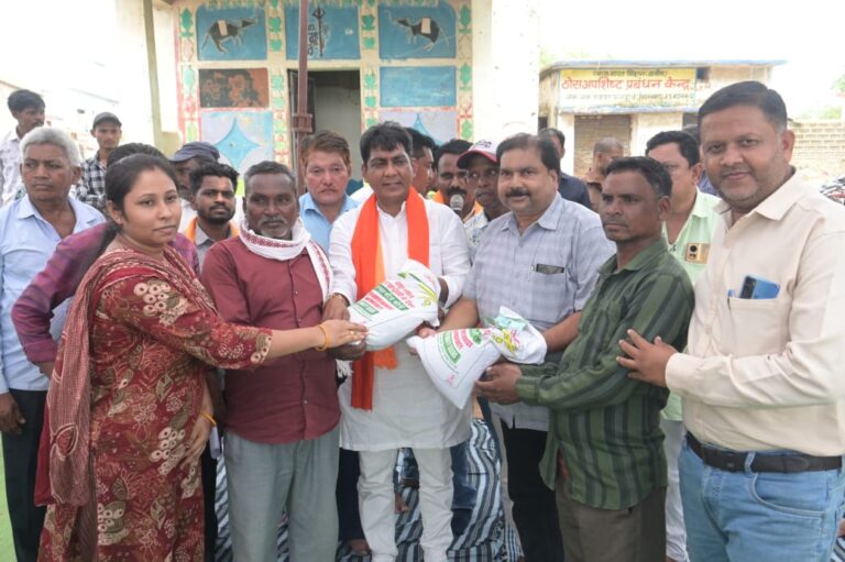 महासमुंद/जन चौपाल में विधायक श्री सिन्हा ने किसानों को उड़द बीज किट का किया वितरण, आधुनिक एवं विविधीकृत खेती अपनाने का दिया गया संदेश
