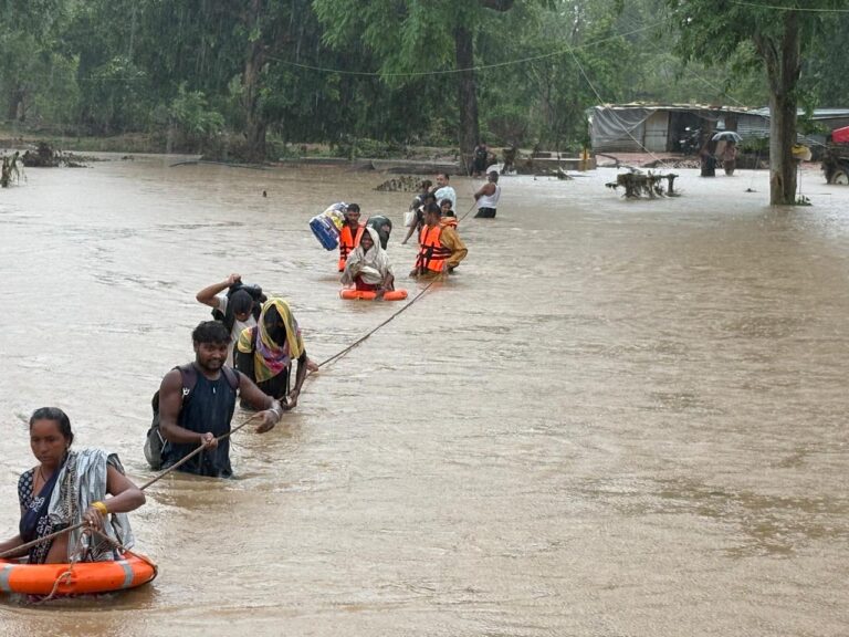 महासमुंद/ बाढ़ में फंसे 14 मजदूरों को रेस्क्यू टीम ने सुरक्षित बाहर निकाला