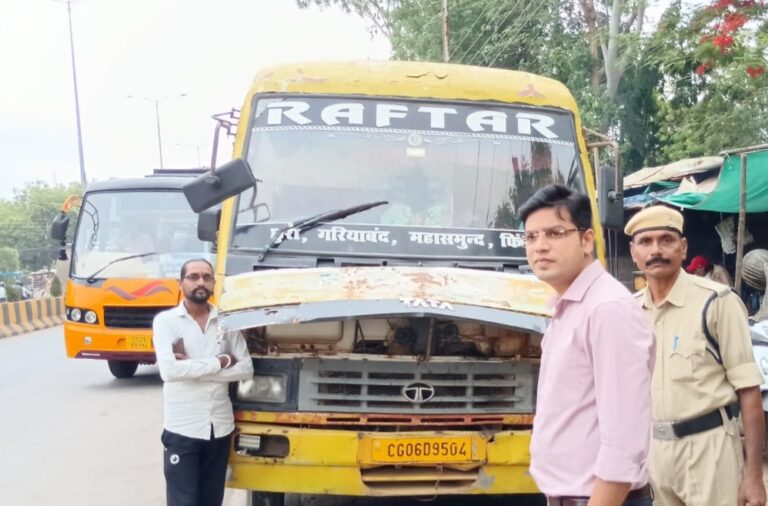 महासमुंद जिले में स्कूली वाहनों एवं यात्री बसों की हुई सघन जांच नियमों के पालन के लिए वाहन चालकों को दी गई समझाइश