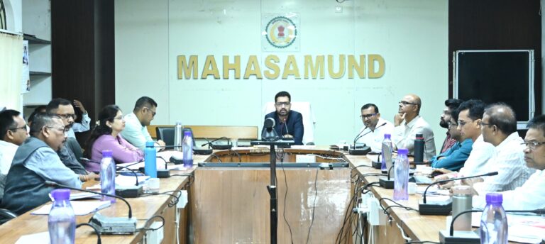 महासमुंद साप्ताहिक बैठक में कलेक्टर का एक्शन मोड, बारिश और किसानों के मुद्दों पर दिए सख्त निर्देश