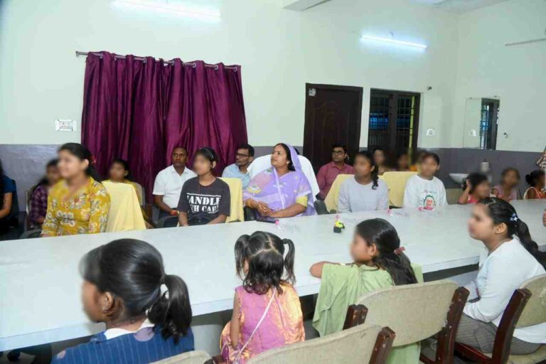 रायपुर : मंत्री लक्ष्मी राजवाड़े ने बालिका गृह की बेटियों के साथ सुनी ‘मन की बात’