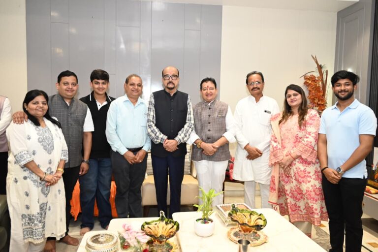 बसना/ राज्यपाल रमेन डेका का बसना प्रवास,विधायक डॉ. सम्पत अग्रवाल के निवास ‘नीलांचल भवन’ में पुष्प वर्षा से हुआ भव्य स्वागत