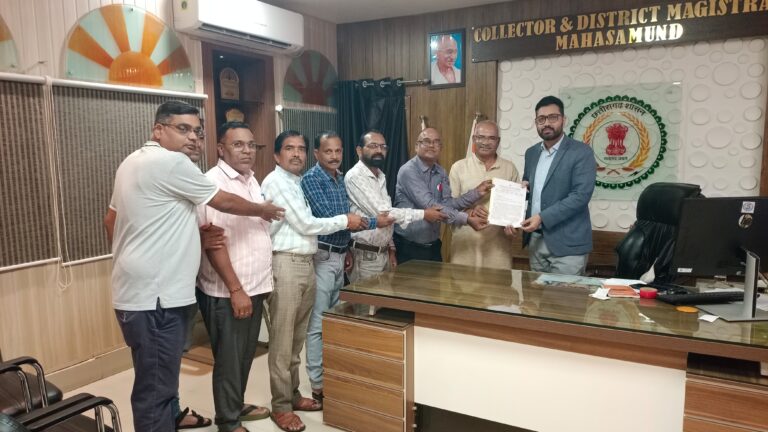 महासमुंद/ सावरकर पर सवाल पूछना गुनाह नहीं,शिक्षक के निलंबन के विरोध में छत्तीसगढ़ शिक्षक संघ ने सौंपा ज्ञापन