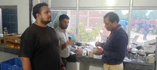 बसना/ कश्यप ऑर्गेनिक में खाद्य विभाग की औचक जांच, पनीर-दही के नमूने लिए कश्यप खाद्य सुरक्षा संबंधी खामियां, सुधार नोटिस जारी