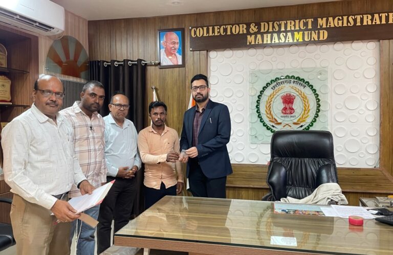 महासमुंद घर की खुदाई में मिले निखात को विजय कुम्हार ने कलेक्टर को सौंपा