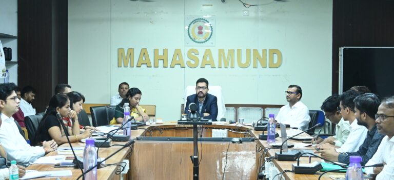 महासमुंद कलेक्टर ने ली साप्ताहिक समय-सीमा की बैठक बारिश की स्थिति को देखते हुए आवश्यक व्यवस्थाएं सुनिश्चित करने के निर्देश