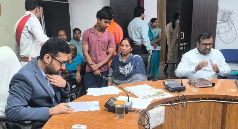 रायपुर महासमुन्द,: कलेक्टर श्री लंगेह ने जनदर्शन में सुनी आमजनों की समस्याएं, निराकरण के दिए निर्देश