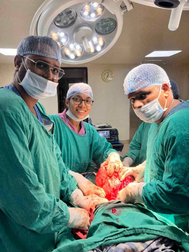 महिला के पेट से निकाला 8 किलो का विशाल ट्यूमर, रायगढ़ मेडिकल कॉलेज के डॉक्टरों ने बचाई जान