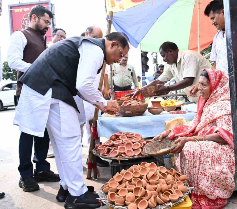 रायपुर : सड़क किनारे पसरे पर पहुंचे मुख्यमंत्री साय, मीरा से खरीदा ‘आशीर्वाद का दीया’