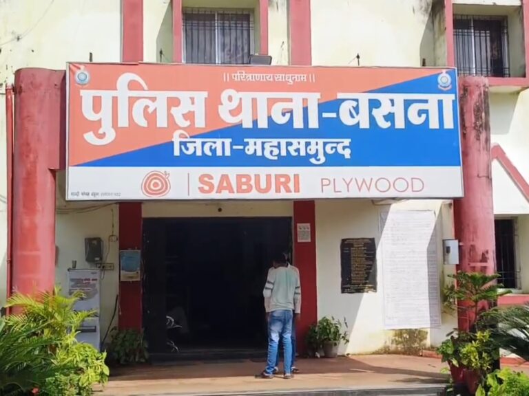 बसना में सड़क पर दुकानदारी पड़ गई भारी, कृष्ण जन्माष्टमी पर पुलिस ने दो लोगों पर की कार्रवाई