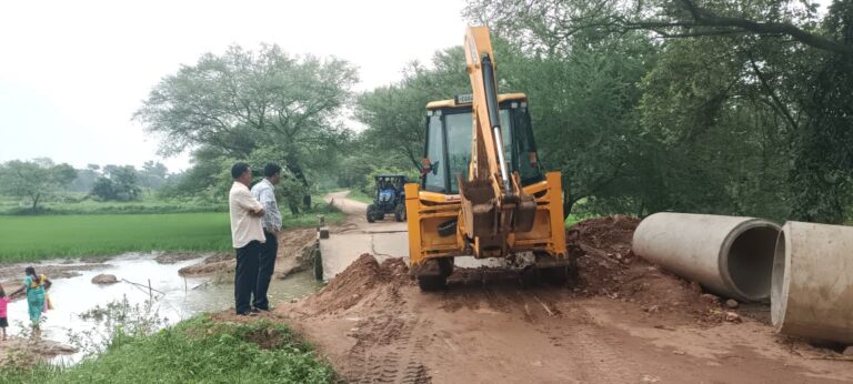 CG सीएम हेल्पलाइन में शिकायत के बाद ग्राम खेमड़ा बागबाहरा के क्षतिग्रस्त पुलिया की हुई मरम्मत
