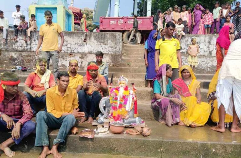 बसना : धूमधाम से हुआ भगवान विश्वकर्मा का विसर्जन, जयकारों से गूंज उठा पर्रापाट