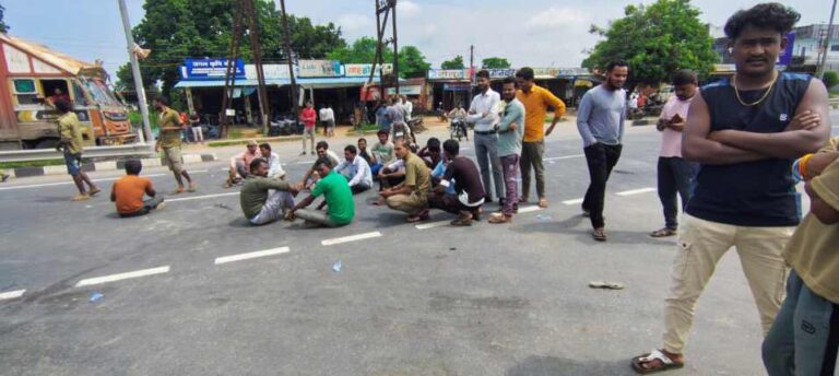 महासमुंद/ चक्का जाम और मुर्दाबाद के नारे झलप-बागबाहरा मार्ग पर सड़क बदहाली के खिलाफ चक्काजाम, लोगो ने लगाए मुर्दाबाद के नारे; दो ट्रक फंसने के बाद बिगड़े हालात देखिए वीडियो