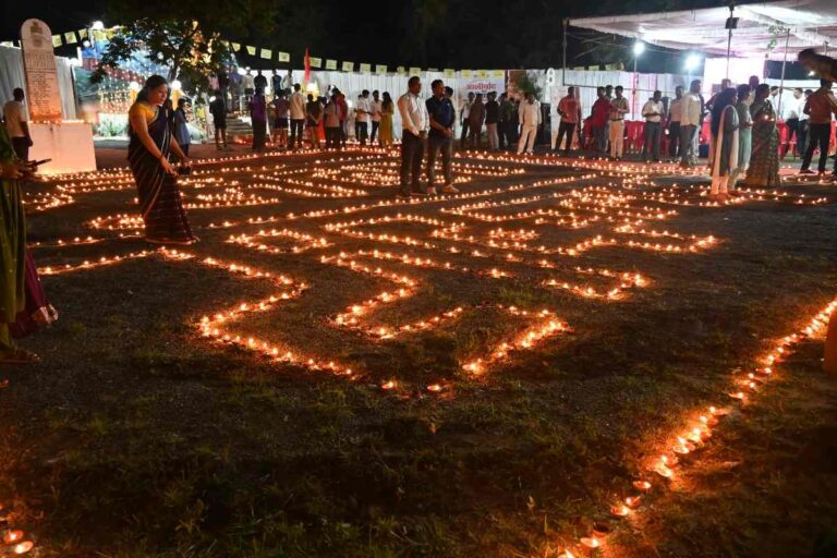 महासमुंद में 6 लाख दीपों की रोशनी, सरायपाली-बसना सहित पांचों विकासखंडों में दिखी जनभागीदारी जनप्रतिनिधियों और नागरिकों ने एक साथ प्रज्ज्वलित किए लाखों दिया